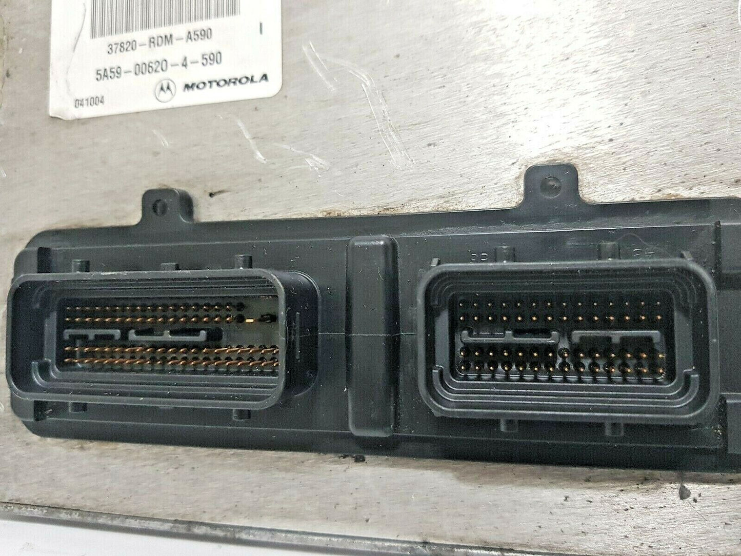 SATURN VUE Redline 04 ECU Engine Computer ECM Brain Box 37820-RDM-A590 Motorola