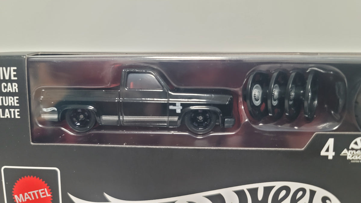 Hot Wheels Brick Shop ’83 Chevy Silverado 1:32 (225 pcs) Model Kit + 1:64 Car (JKG42)