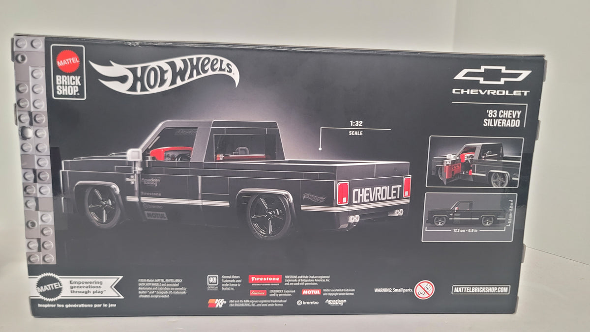 Hot Wheels Brick Shop ’83 Chevy Silverado 1:32 (225 pcs) Model Kit + 1:64 Car (JKG42)