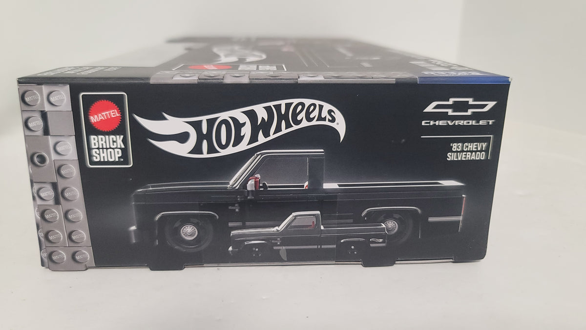 Hot Wheels Brick Shop ’83 Chevy Silverado 1:32 (225 pcs) Model Kit + 1:64 Car (JKG42)