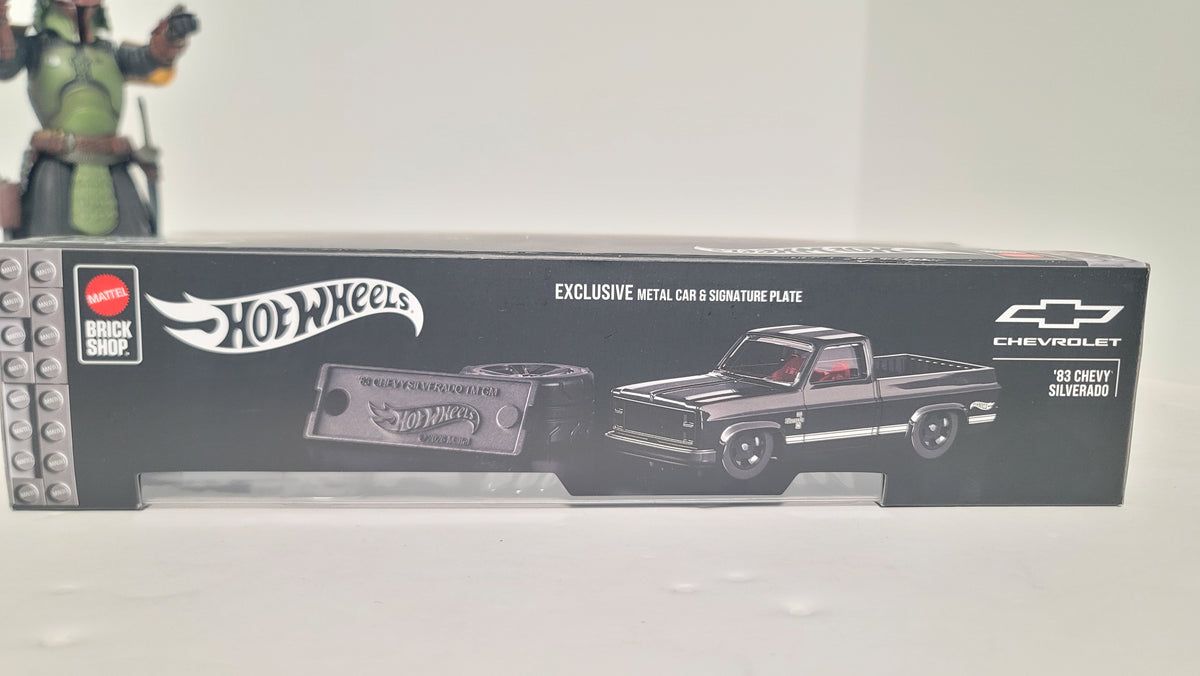 Hot Wheels Brick Shop ’83 Chevy Silverado 1:32 (225 pcs) Model Kit + 1:64 Car (JKG42)